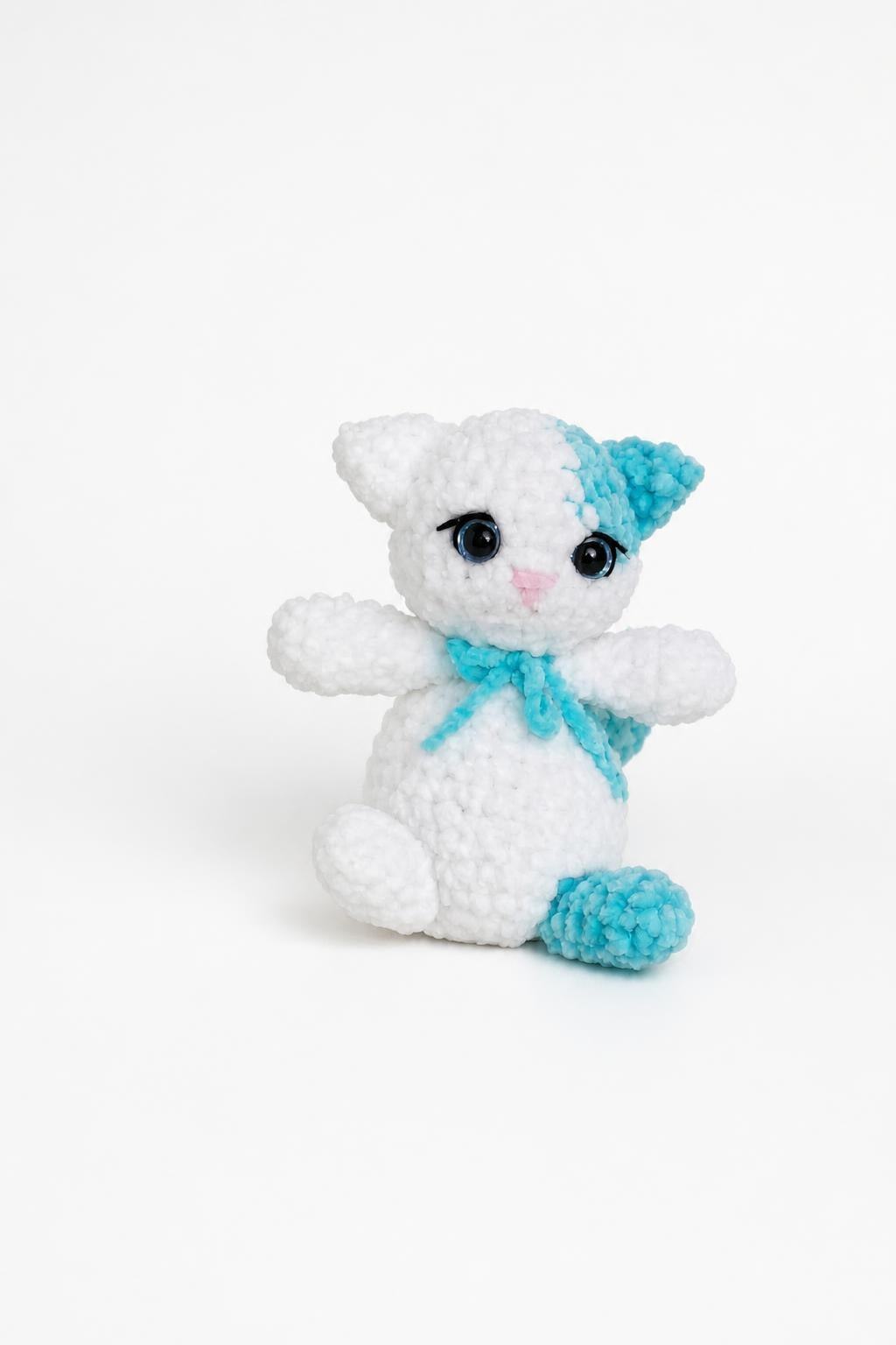 🐾 Gattino Amigurumi Fatto a Mano | Morbidissimo Filato Chenille Bianco e Azzurro 🩵