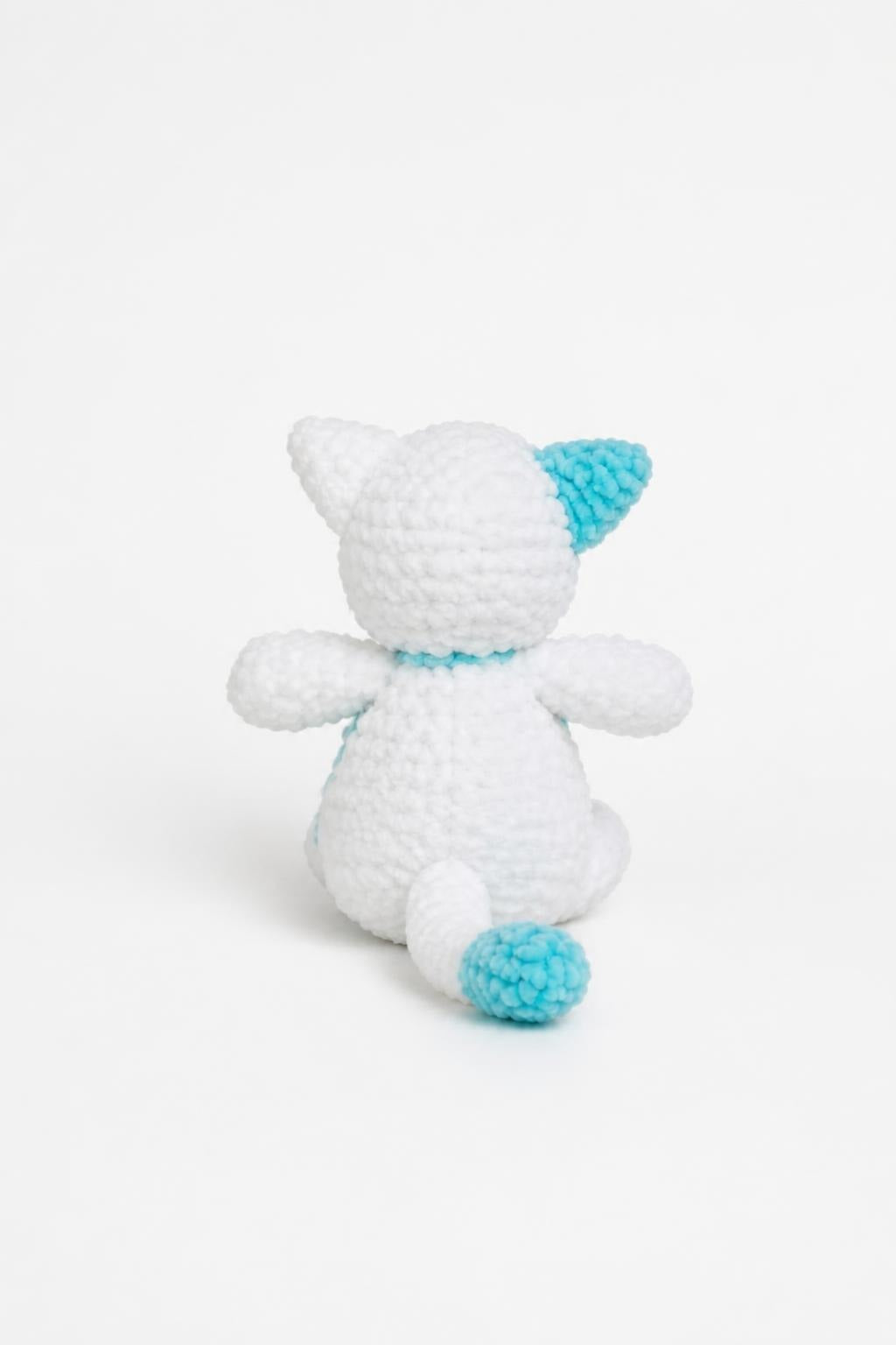 🐾 Gattino Amigurumi Fatto a Mano | Morbidissimo Filato Chenille Bianco e Azzurro 🩵