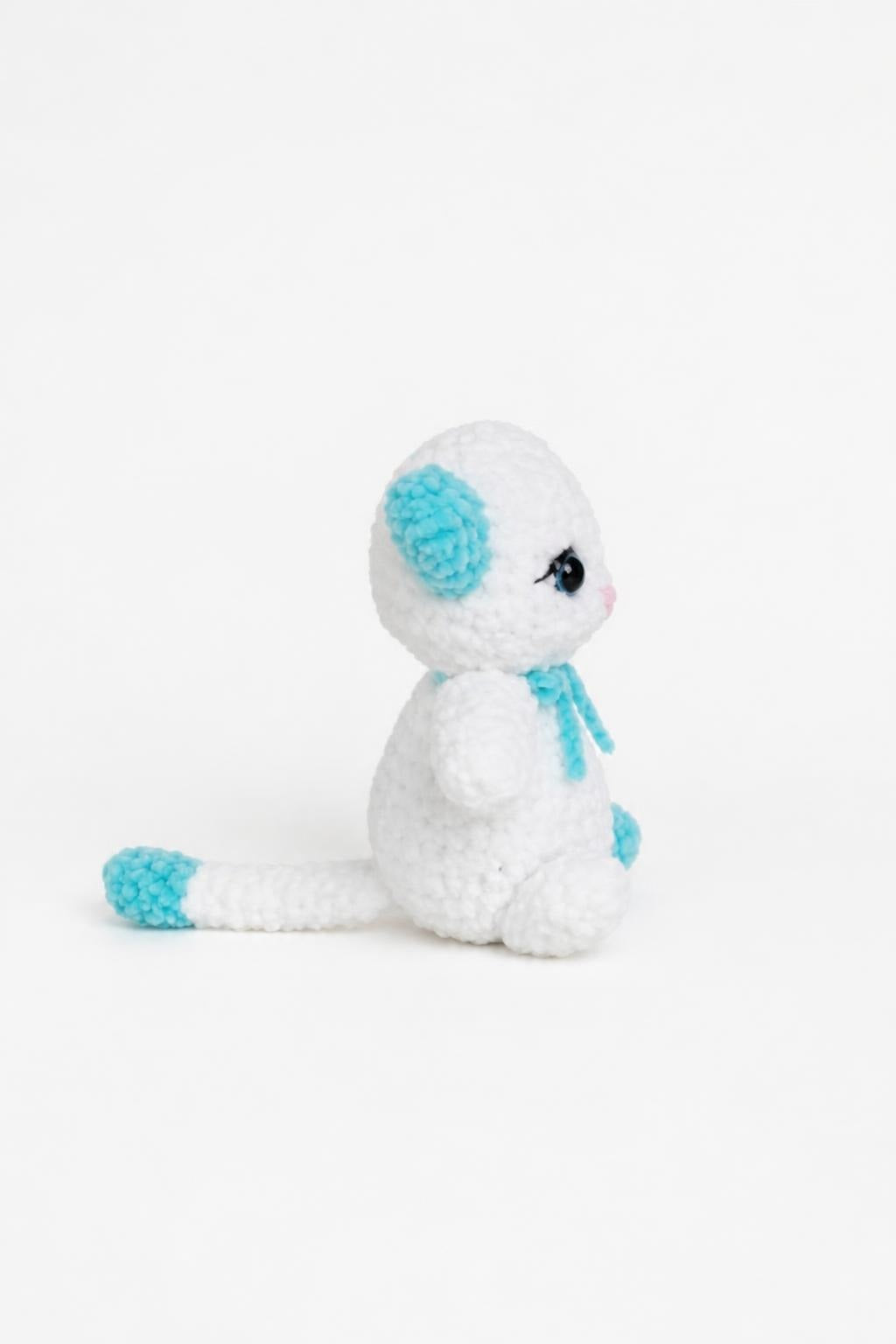 🐾 Gattino Amigurumi Fatto a Mano | Morbidissimo Filato Chenille Bianco e Azzurro 🩵